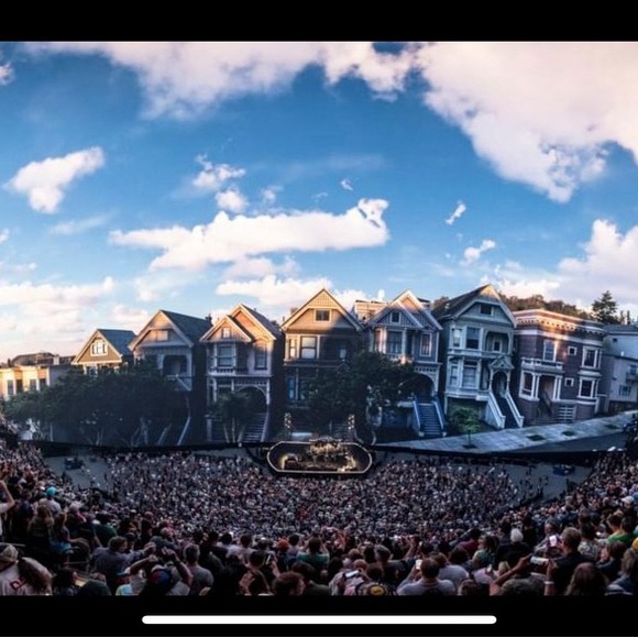 Welcome to Second Chance Alley! I know you will enjoy my fun and funky closet. - Picture 3 of 16